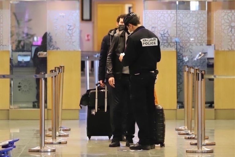 حصري.. محاولة تهريب كمية من “خيار البحر” تطيح بصينيين بمطار مراكش