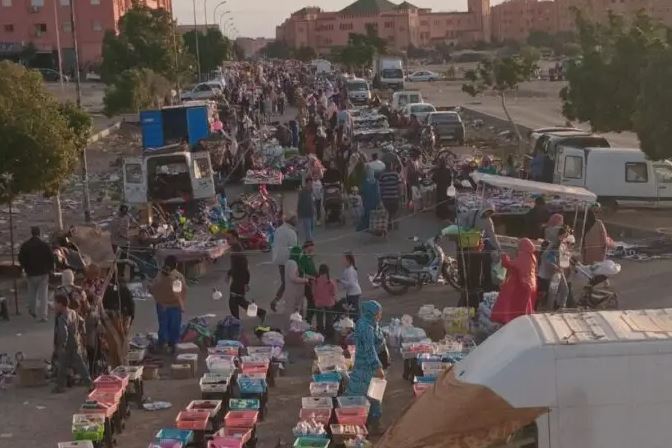 فوضى سوق عشوائي تُعرّض حياة المارة للخطر بتامنصورت
