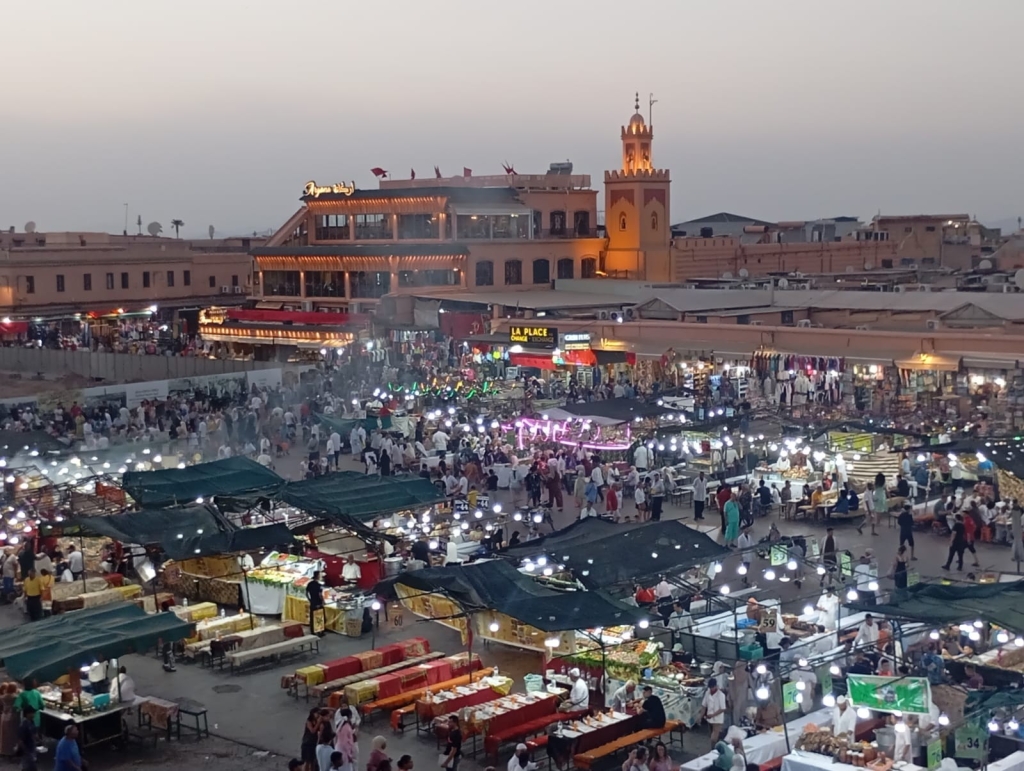 أبواق الجزائر والفراغ المزعوم بجامع الفنا..إقبال مفتوح للزوار على الساحة ومراكش وجهة عالمية