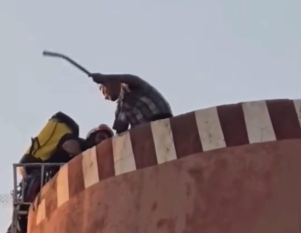 في تطور خطير.. معتصم فوق “شاطو”ببني ملال يعتدي بشكل وحشي على عنصر للوقاية المدنية + ڤيديو