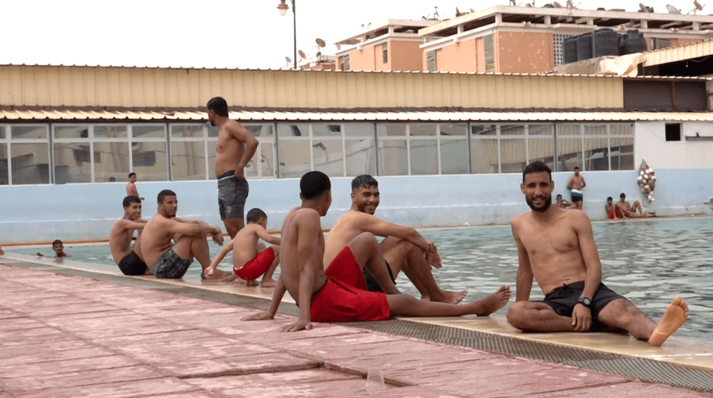 عوم فالعيون فابور.. الاعلان عن مجانية المسابح بعاصمة الصحراء المغربية
