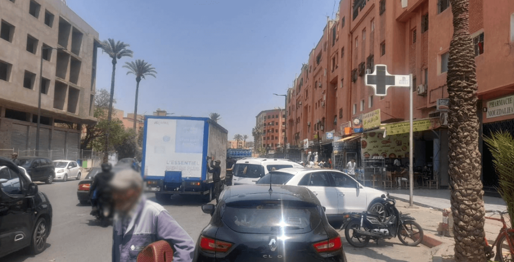 فوضى الركن العشوائي تهدد مستعملي الطريق في شارع مهم بمراكش