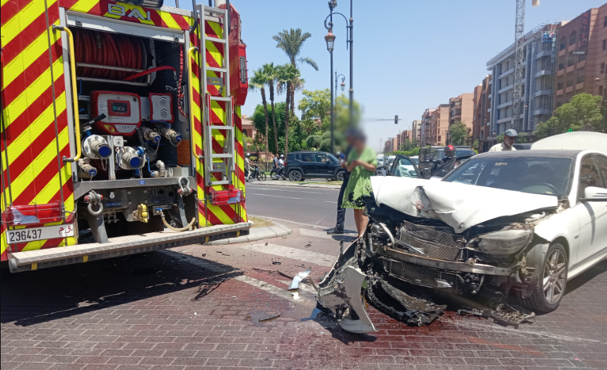 عاجل.. حادثة سير تؤخر تدخل لشاحنة إطفاء بمراكش+ صور