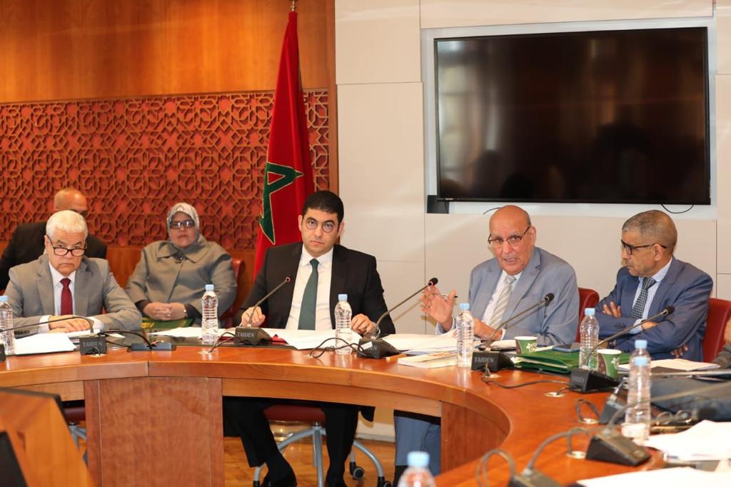 إعادة تنظيم المجلس الوطني للصحافة يقسم الفرق البرلمانية