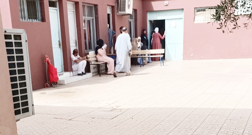 وسط اكتظاظ خانق.. غرفة ضيقة بمسبح مهجور تتحول إلى مستوصف بمراكش