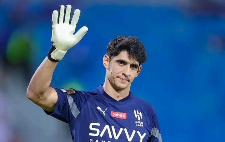 رغم اهتمام أندية بارزة.. بونو يحسم مستقبله مع الهلال السعودي