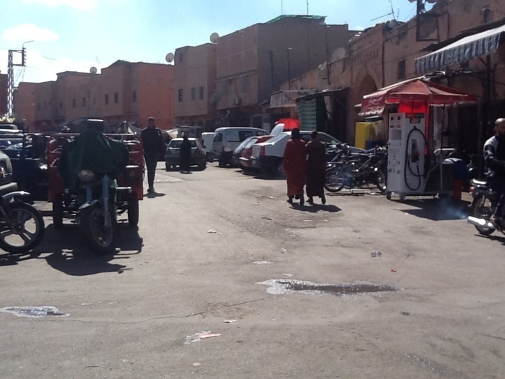 القوات المساعدة تفك الحصار على سوق باب الخميس