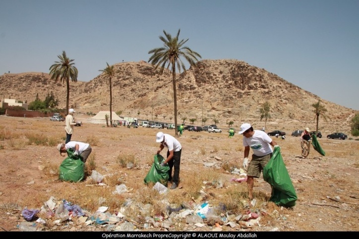 أطر وطنية واجنبية تشارك في حملة نظافة لمحاربة انتشار النفايات والأزبال بمراكش أطر وطنية واجنبية تشارك في حملة نظافة لمحاربة انتشار النفايات والأزبال بمراكش