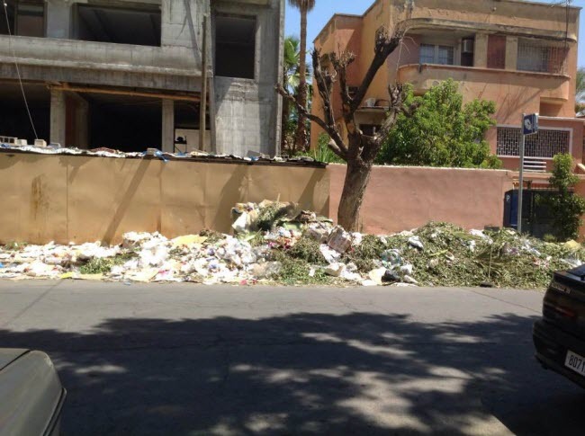 مراكش تغرق في الأزبال والجمعية المغربية لحقوق الانسان تدخل على الخط + صور مراكش تغرق في الأزبال والجمعية المغربية لحقوق الانسان تدخل على الخط + صور