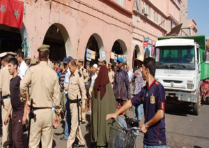 باعة متجولون يعتدون على قائد بقلعة السراغنة خلال عملية لتحرير الملك العمومي باعة متجولون يعتدون على قائد بقلعة السراغنة خلال عملية لتحرير الملك العمومي