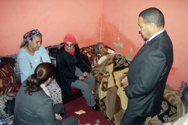 الوالي بيكرات والعمدة المنصوري يتفقدان المرأة التي مزَّق زوجها وجهها بشفرة حلاقة بمراكش + صور الوالي بيكرات والعمدة المنصوري يتفقدان المرأة التي مزَّق زوجها وجهها بشفرة حلاقة بمراكش + صور