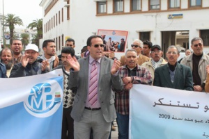 الجمعية المغربية تحتج أمام وزارة العدل والرميد يتعهد بمعاقبة المتورطين في الاعتداء على نشطائها ببرشيد الجمعية المغربية تحتج أمام وزارة العدل والرميد يتعهد بمعاقبة المتورطين في الاعتداء على نشطائها ببرشيد