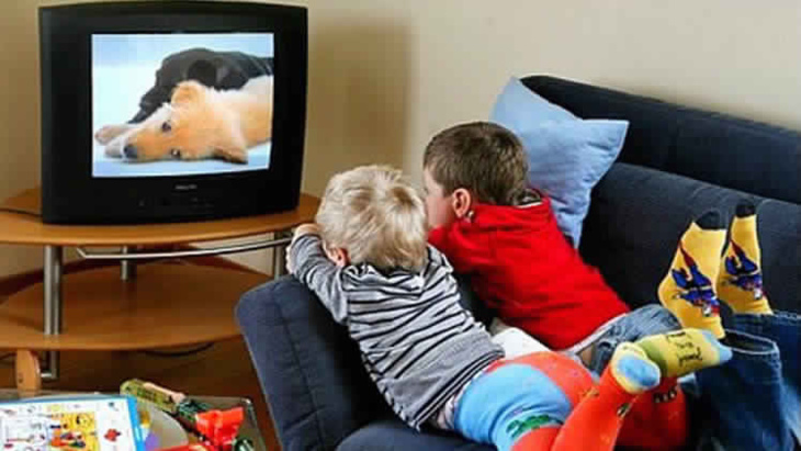 دراسة علمية: شاشات اجهزة التلفزيون والكمبيوتر لا علاقة لها بضعف بصر الأطفال