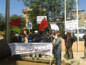 احتجاجات أمام باشوية أيت أورير بإقليم الحوز ومطالب بالتحقيق في تفويت محلات تجارية احتجاجات أمام باشوية أيت أورير بإقليم الحوز ومطالب بالتحقيق في تفويت محلات تجارية