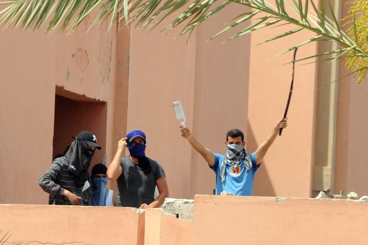 مسيرة للمطالبة بالمنحة ورحيل مسيرة للمطالبة بالمنحة ورحيل