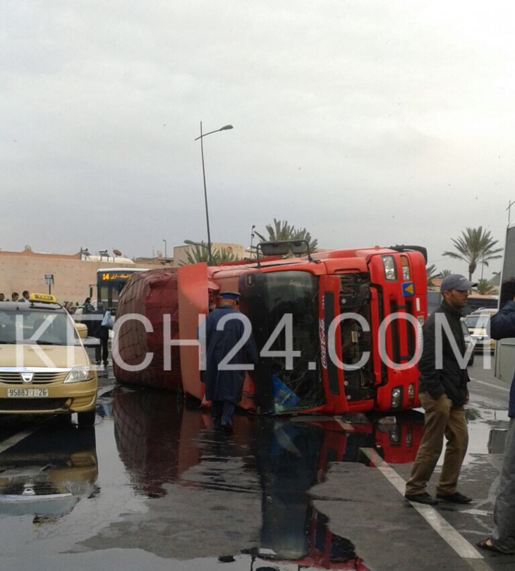 عاجل : انقلاب شاحنة عاجل : انقلاب شاحنة