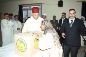 عامل إقليم الحوز يعطي من جماعة أولاد أمطاع انطلاقة عملية توزيع قفة رمضان عامل إقليم الحوز يعطي من جماعة أولاد أمطاع انطلاقة عملية توزيع قفة رمضان