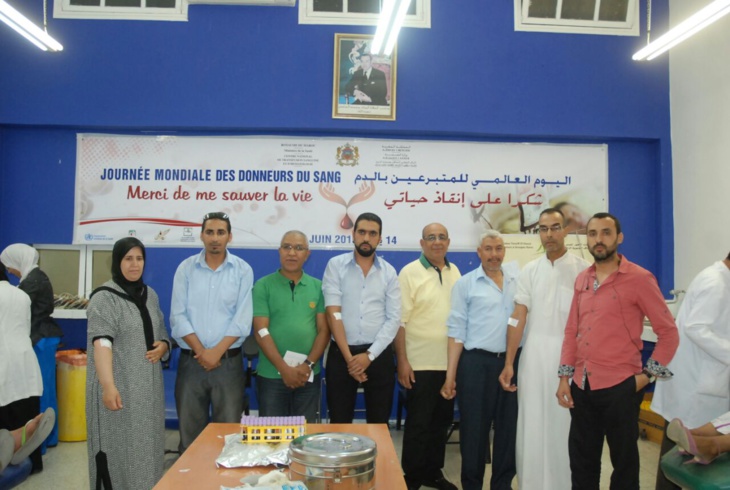 نشطاء المركز الوطني لحقوق الإنسان بمراكش يتبرعون بدمهم ويطالبون المواطنين باقتفاء أثرهم نشطاء المركز الوطني لحقوق الإنسان بمراكش يتبرعون بدمهم ويطالبون المواطنين باقتفاء أثرهم