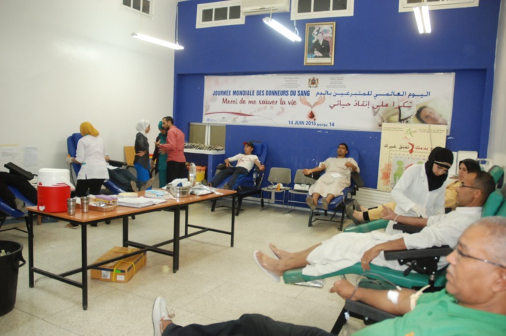 نشطاء المركز الوطني لحقوق الإنسان بمراكش يتبرعون بدمهم ويطالبون المواطنين باقتفاء أثرهم نشطاء المركز الوطني لحقوق الإنسان بمراكش يتبرعون بدمهم ويطالبون المواطنين باقتفاء أثرهم