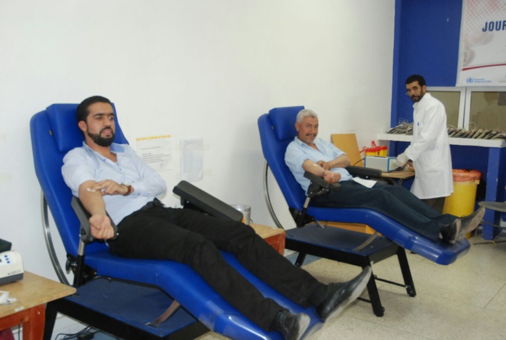 نشطاء المركز الوطني لحقوق الإنسان بمراكش يتبرعون بدمهم ويطالبون المواطنين باقتفاء أثرهم نشطاء المركز الوطني لحقوق الإنسان بمراكش يتبرعون بدمهم ويطالبون المواطنين باقتفاء أثرهم