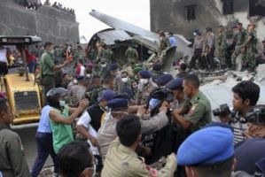 55 شخصا على الأقل في تحطم طائرة عسكرية إندونيسية