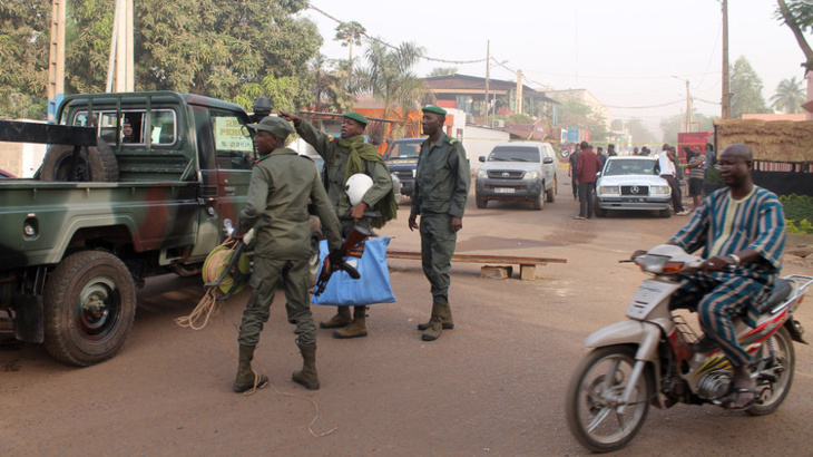 مسلحون يطلقون النار بفندق في باماكو بمالي ويحتجزون رهائن
