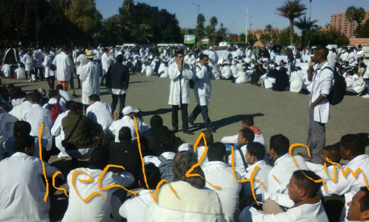 عاجل: الأساتذة المتدربون يحتجون بساحة باب دكالة بمراكش وسط حصار أمني مشدد + صور