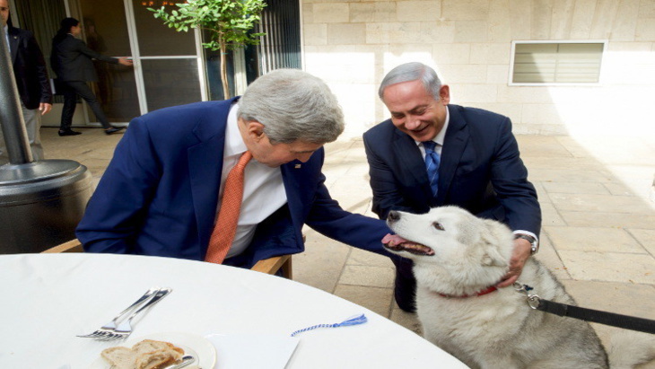 كلبة نتانياهو تعض مسؤولين رفيعي المستوى خلال الاحتفال بـ