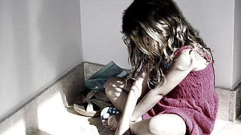 أربعيني يغتصب إبنة أخيه البالغة 11 عاما تحت التهديد بالسلاح الأبيض