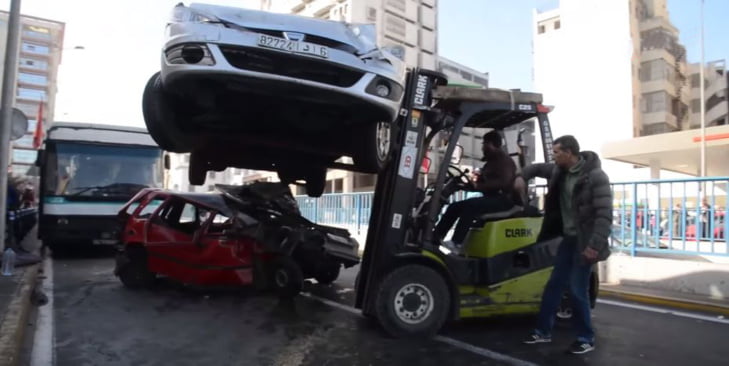بالفيديو: حافلة للنقل الحضري تحول مجموعة من السيارات إلى خردة 