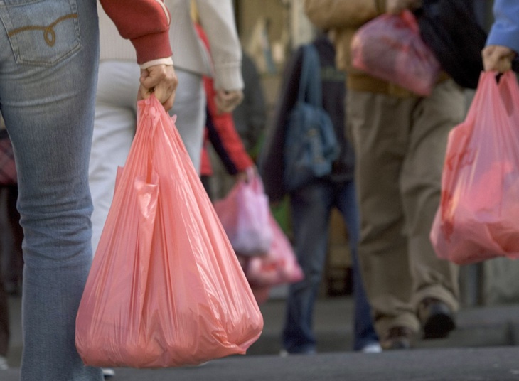 وزير الداخلية يدعوا ولاة الجهات للحرص على منع صنع أكياس البلاستيك وتسويقها واستعمالها