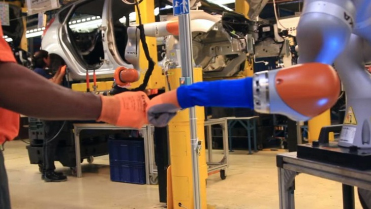 البشر والروبوتات يشكلون فريق عمل واحد في مصانع 