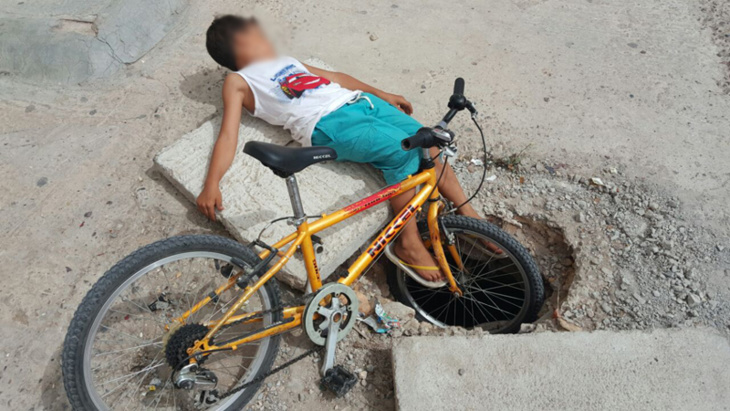 نجاة طفل من السقوط في حفرة عميقة للصرف الصحي بمدينة الجديدة + صور
