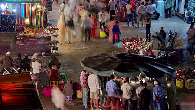 بيع قارورات مياه مزورة في ساحة جامع الفنا بمراكش 