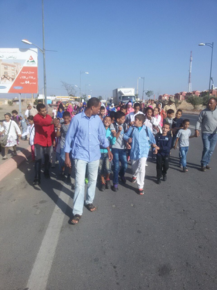 تلاميذ وأوليائهم يتجهون في مسيرة على الأقدام من تامنصورت صوب نيابة التعليم بمراكش + صور