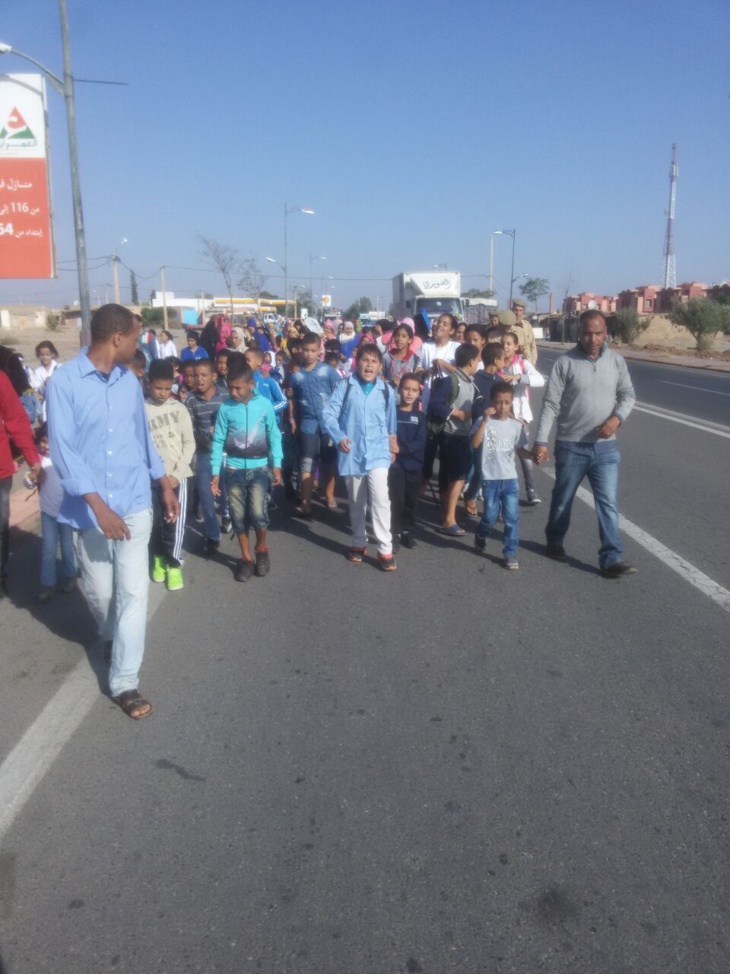 تلاميذ وأوليائهم يتجهون في مسيرة على الأقدام من تامنصورت صوب نيابة التعليم بمراكش + صور