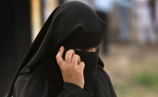 سكوب: امرأة منقبة تتأبط حقيبة تستنفر أمن مراكش