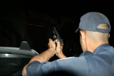 مفتش شرطة يطلق النار لتوقيف شخص كان يحمل سكينا ويهدد حياة المواطنين.