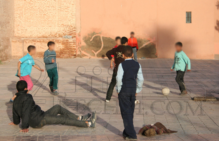 أطفال يحولون ساحة مسجد لملعب لكرة القدم بقلعة السراغنة
