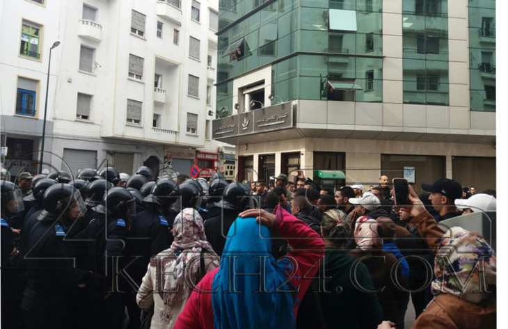بالصور: القوات العمومية تحاصر وقفة احتجاجية لـ