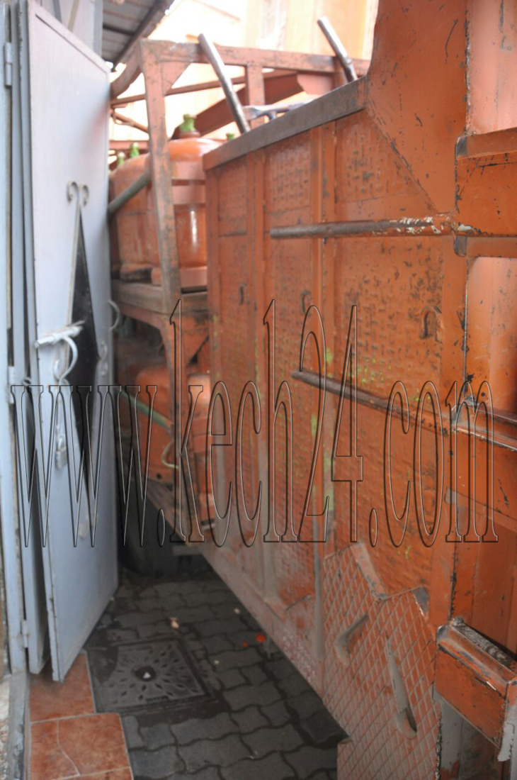 شاحنة لتوزيع قنينات الغاز تعلق في حفرة بالمدينة العتيقة لمراكش + صور