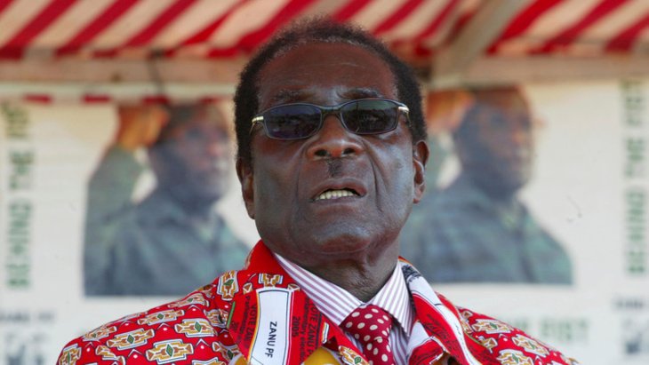 رئيس زيمبابوي يعد بالإفراج عن مثلييْن بعد أن يحبل أحدهما