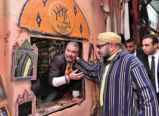 سكان وتجار وصناع المدينة القديمة لمراكش يرحبون بزيارة الملك محمد السادس + صور