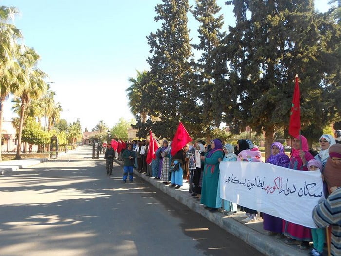 سكان دوار الكورس بقلعة السراغنة يحتجون أمام عمالة الاقليم وينظمون مسيرة راجلة