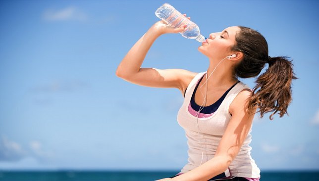 كم من الماء على الإنسان أن يشرب يوميا