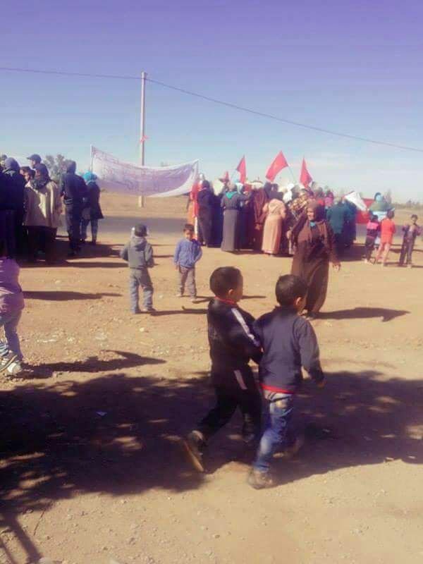 ساكنة ثلاث دواوير بجماعة أغوطيم نواحي مراكش تخرج للإحتجاج بسبب العطش + صور