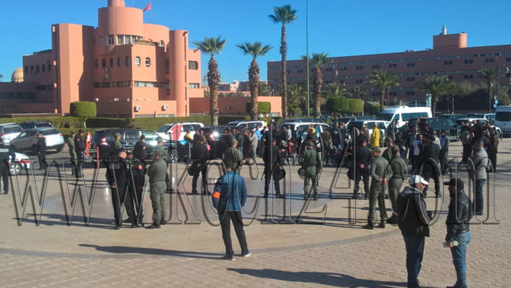 مهنيو النقل السياحي يحتجون أمام المجلس الجماعي لمراكش وسط إنزال أمني + صور