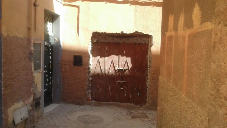 السلطات تغلق دكانا تم فتحه بدون سند قانوني بالمدينة العتيقة لمراكش + صور