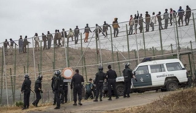 وكالة الأنباء الفرنسية تتهم المغرب بالتساهل مع المهاجرين لاقتحام سبتة المحتلة