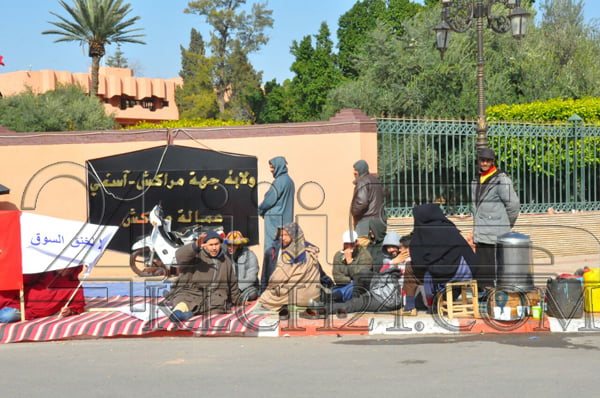 عاجل: مكفوفون يعتصمون فوق الإسفلت بمدخل ولاية مراكش + صور